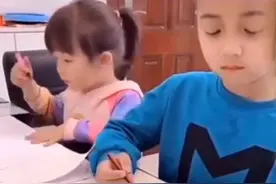 妈妈怒斥哥哥，妹妹却在一旁替哥哥爆笑解释，网友：妹妹神助攻啊图片