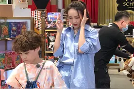 王鸥录制节目生图曝光，39岁穿蓝色衬衫撞衫杨幂、热巴也没输图片