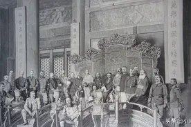 百年前，皇宫外八国联军糟蹋京城百姓，皇宫内太监为外国记者带路图片