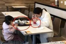 母女俩服务区吃饭，被路人拍照传到网上，网友：为孩子未来担心图片
