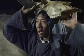 大半夜荒郊野岭，男子顶着牛头赶路，土匪以为是怪物，都吓跑了视频封面
