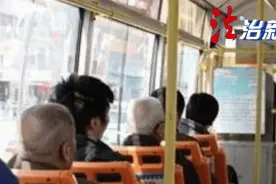公交车上嫌让座慢，大妈辱骂女乘客被行政拘留！网友叫好，律师有说法图片