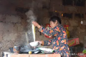 豫西90岁老太摔伤住姑娘家，顿顿小锅饭，看给她吃的啥香香面图片
