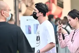 王思聪带四美女同游成都！高调现身保镖开道，千万名表竟被疑假货图片