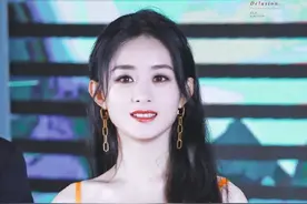 赵丽颖越来越会穿了，橙色镂空露肩上衣搭配黑色皮裤，酷帅又甜美图片