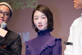 周冬雨的时尚看不懂，一身绿配紫可以接受，裤子还是靴子真分不清图片