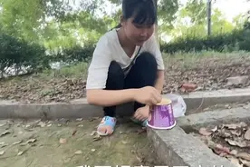 流浪在浙江横店的云南女孩，晚上睡桥洞，不愿意回家图片