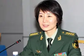 她17岁就进入女子特警队，如今已升大校警衔，却嫁给一名普通保安图片