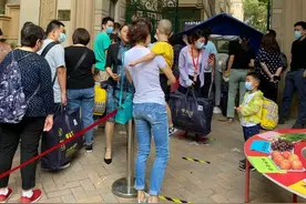 45岁金巧巧送儿子上贵族学校，穿搭低调！比不上戴安娜送娃讲究图片