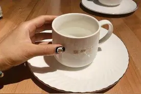 女子相亲带两个闺蜜蹭饭，点一桌子菜结账时小伙提出AA，被泼茶水图片