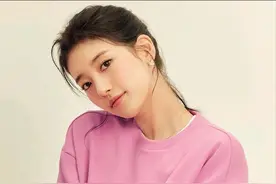 盘点裴秀智的秋季穿搭，基础款尽显清新气质，20多岁女生可以参考图片