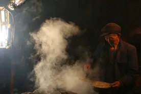 两位亲家结伴同住深山20年，喝苞谷酒吃腊肉，夜晚常有野兽来敲门图片