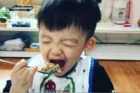 6岁男孩每天喝粥吃米饭，3个月后却被救护车拉走，父母太无知图片