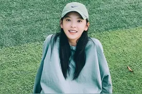 章若楠的“初恋脸”穿什么都好甜美！绿色上衣配格子裤，清爽可人图片