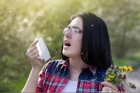 打喷嚏 鼻痒 流鼻涕 过敏性鼻炎怎么办？治疗方法都整理好了 赶紧收藏图片