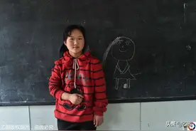 留守孩子心中的爸妈啥样子？他们在黑板上这么画，看着有点心酸图片
