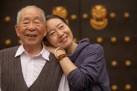父亲去世后，才发现母亲是个“戏精演员”，多年慈母形象轰然倒塌图片