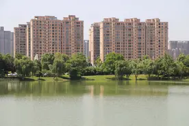 美丽的月湖公园如月亮般宁静、安详图片