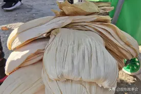 特殊的年货：腊月烟台农村集市上，玉米皮卖20元一斤图片