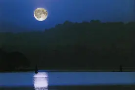 人与月的孤独相遇图片