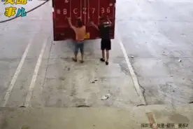 一组动图警示你：指挥倒车有风险，千万不要站在车辆运行轨迹上！图片