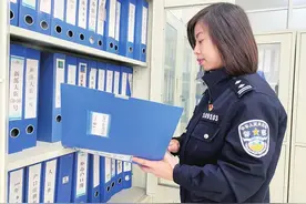 铿锵女警 耀闪芳华 14年的户籍民警图片