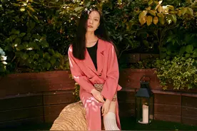 倪妮为品牌拍摄写真，粉色套装配白色过膝长筒袜，秀出逆天大长腿图片