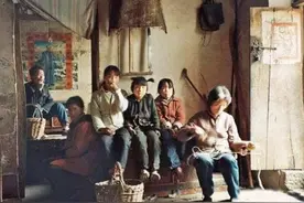 兄弟姐妹变成仇人，仅仅因为父母偏心？还有4个因素不可忽视图片