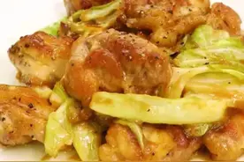 鸡肉、圆白菜的蚝油美乃滋炒，10分钟即成主菜图片