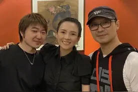 章子怡汪峰夫妇与知名导演晒合影，疑将合体上综艺捞金？图片