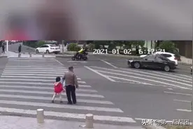 4岁孙女两次阻拦爷爷闯红灯未果，随后发生悲剧一幕图片