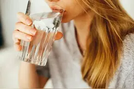 中国女孩例假喝热水，外国女孩都喝冰水？这篇文章告诉你为什么图片