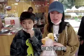 董洁儿子罕见露正脸，活泼开朗神似潘粤明，12岁顶顶身高直逼亲妈图片