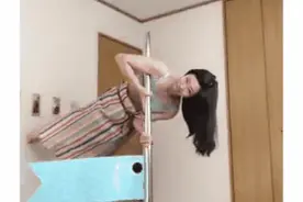 日本钢管舞女郎在家呆久后，解闷的方式也与众不同图片