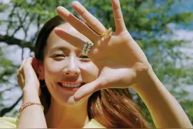 组图：她有着小鹿般的眼睛《寄生虫》女主角赵汝贞春季写真图片