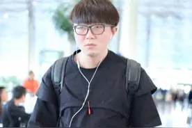 毛不易堪称“整容”式减肥，瘦成华晨宇，用手遮嘴的动作也太像了图片