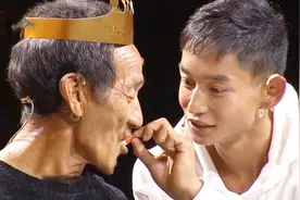 残障男孩由养父抚养长大，登台感恩养父，现场给父亲喂生日蛋糕视频封面