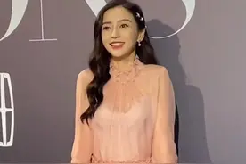 女明星太难！杨颖纱裙太薄冷到发抖，倪妮穿吊带裙打颤仍保持微笑图片