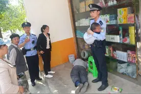爷爷醉酒睡大街，还好民警将4岁孙子送回家图片