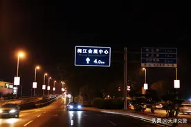 本市首批两处“主动发光交通标志牌”亮相友谊南路图片