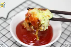 只有3种材料的快手早餐：圆白菜鸡蛋饼，蘸着酱料吃味道更加美味图片