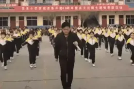 这个山西校长带学生跳鬼步舞，获37万老外点赞：全世界最好的校长图片