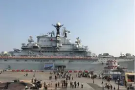 我踏上了航空母舰的甲板图片
