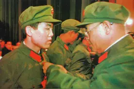 谢振华33岁当军长，主席称赞文武全能，为何1955年只授少将？图片