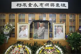 汪东兴追悼会：汪振凯手捧遗像为父亲送灵，多位红色后代曾出席图片