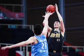 亚当斯37分胡金秋空砍27+10 青岛加时险胜广厦终结3连败图片