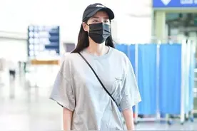 王智穿基础款就出门了，灰T恤像睡衣，颜值高、身材好、底气足图片