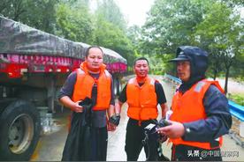 勇救51名群众 智斗激流10小时 新密民警抢险救灾被洪水冲走10小时后自救归来图片