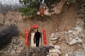 山村杏花节，8旬大爷家门口卖“野味”，10元1斤成抢手货图片