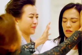 两个美女在厕所杠上，偶然听到同学被心机女打，霸气出场！视频封面